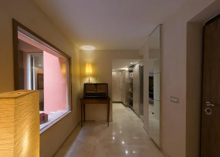 Trastevere Art And Books Luxury